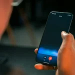 Interface do Google Gemini com ícones de Gmail, YouTube e Google Fotos, mostrando personalização de respostas