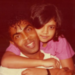 Gilberto Gil e Preta Gil sorrindo, abraçados, em foto de homenagem