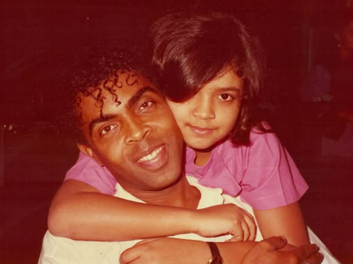 Gilberto Gil e Preta Gil sorrindo, abraçados, em foto de homenagem