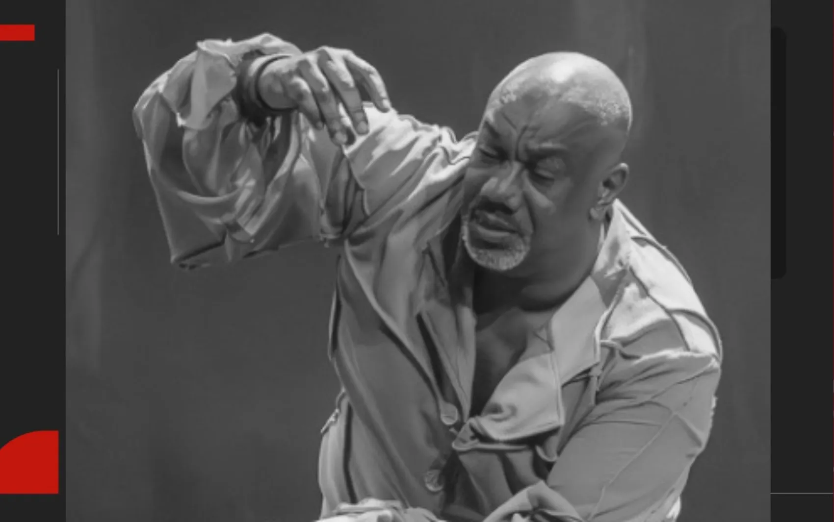 Gilmar Sampaio, bailarino e coreógrafo afro-brasileiro, em performance artística