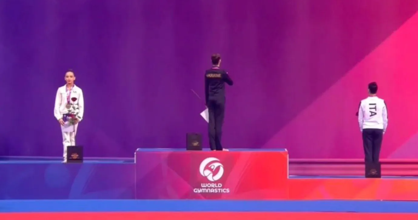 Ginasta russa no pódio, Sofia Ilteriakova, Copa do Mundo, ginástica rítmica, protesto, hino da Ucrânia