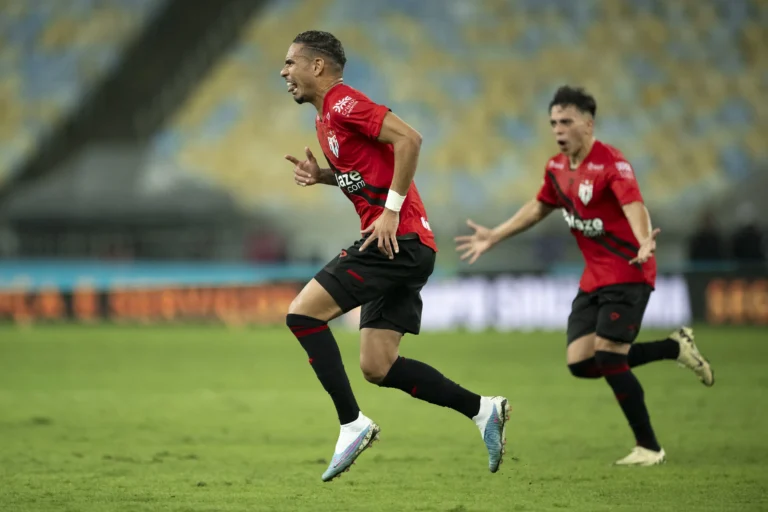 Luiz Fernando Atlético-GO gol Fluminense Brasileirão comemoração
