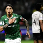 Gustavo Gómez, zagueiro do Palmeiras, comemorando um gol decisivo em campo