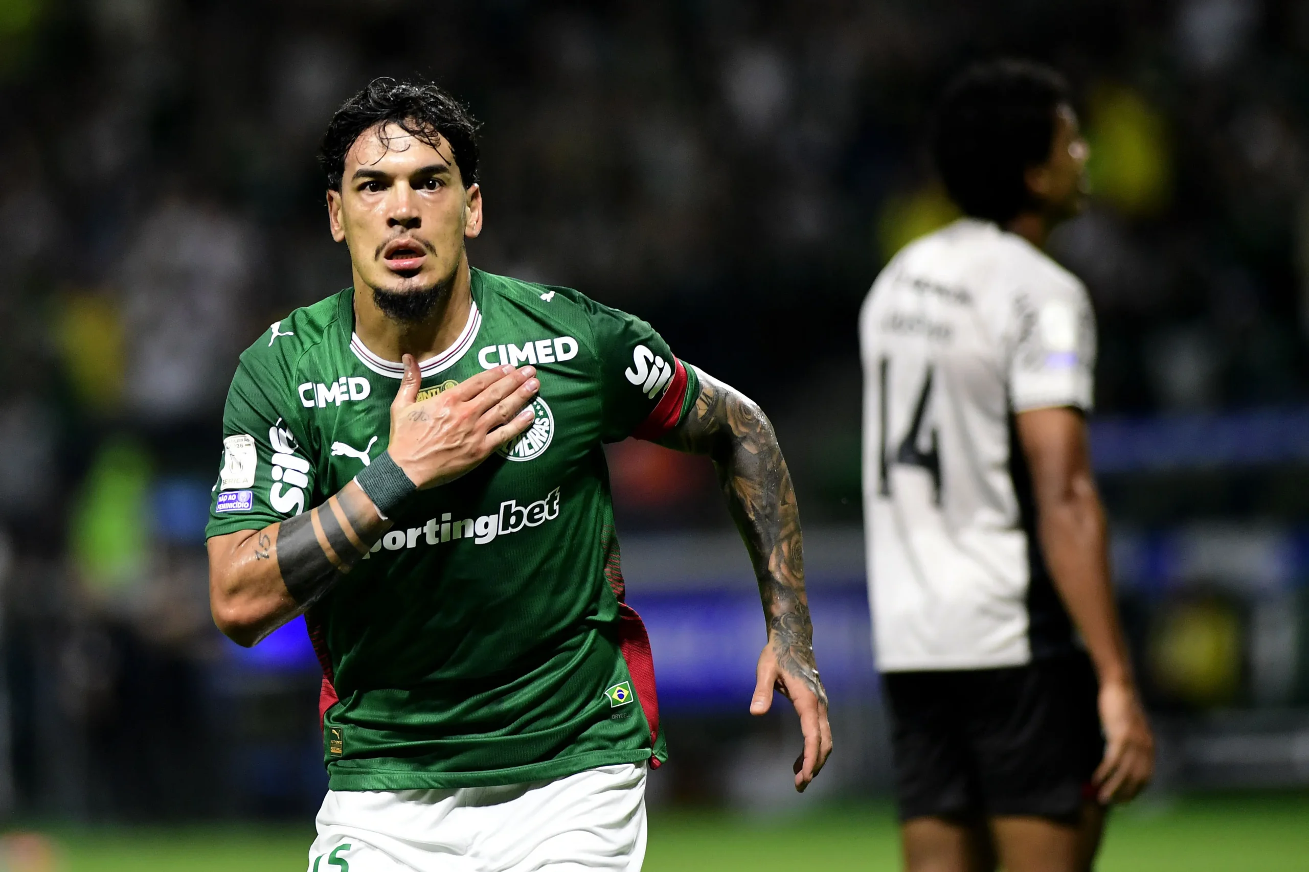 Gustavo Gómez, zagueiro do Palmeiras, comemorando um gol decisivo em campo