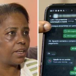 Celular com mensagem de golpe do falso médico e mãos de uma pessoa preocupada
