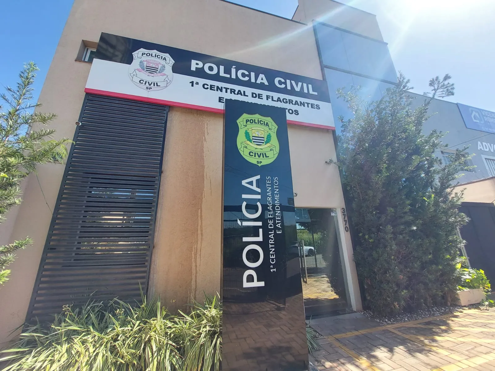 Idosa preocupada olhando para o celular, ilustração do golpe da falsa filha