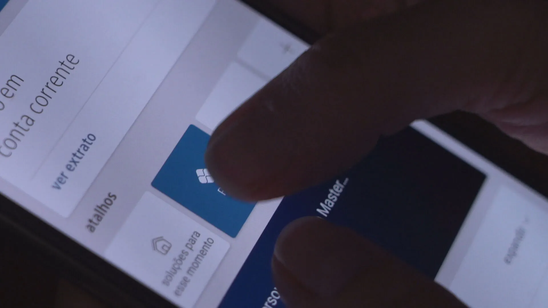 Mão segurando celular com mensagem falsa de advogado, simbolizando golpes