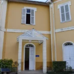 Smartphone com tela exibindo mensagem de golpe do falso advogado, fraude online