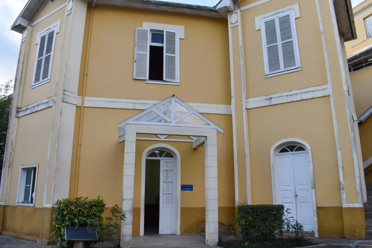 Smartphone com tela exibindo mensagem de golpe do falso advogado, fraude online