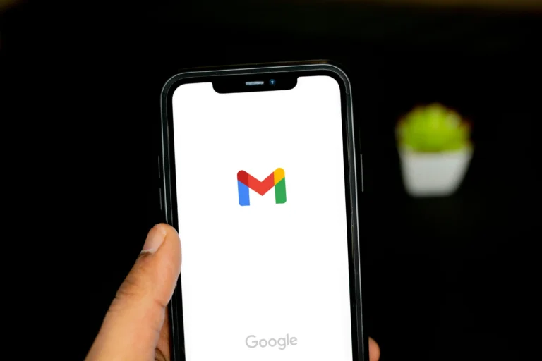 Interface do Gmail em um smartphone com opções de configuração de conta.