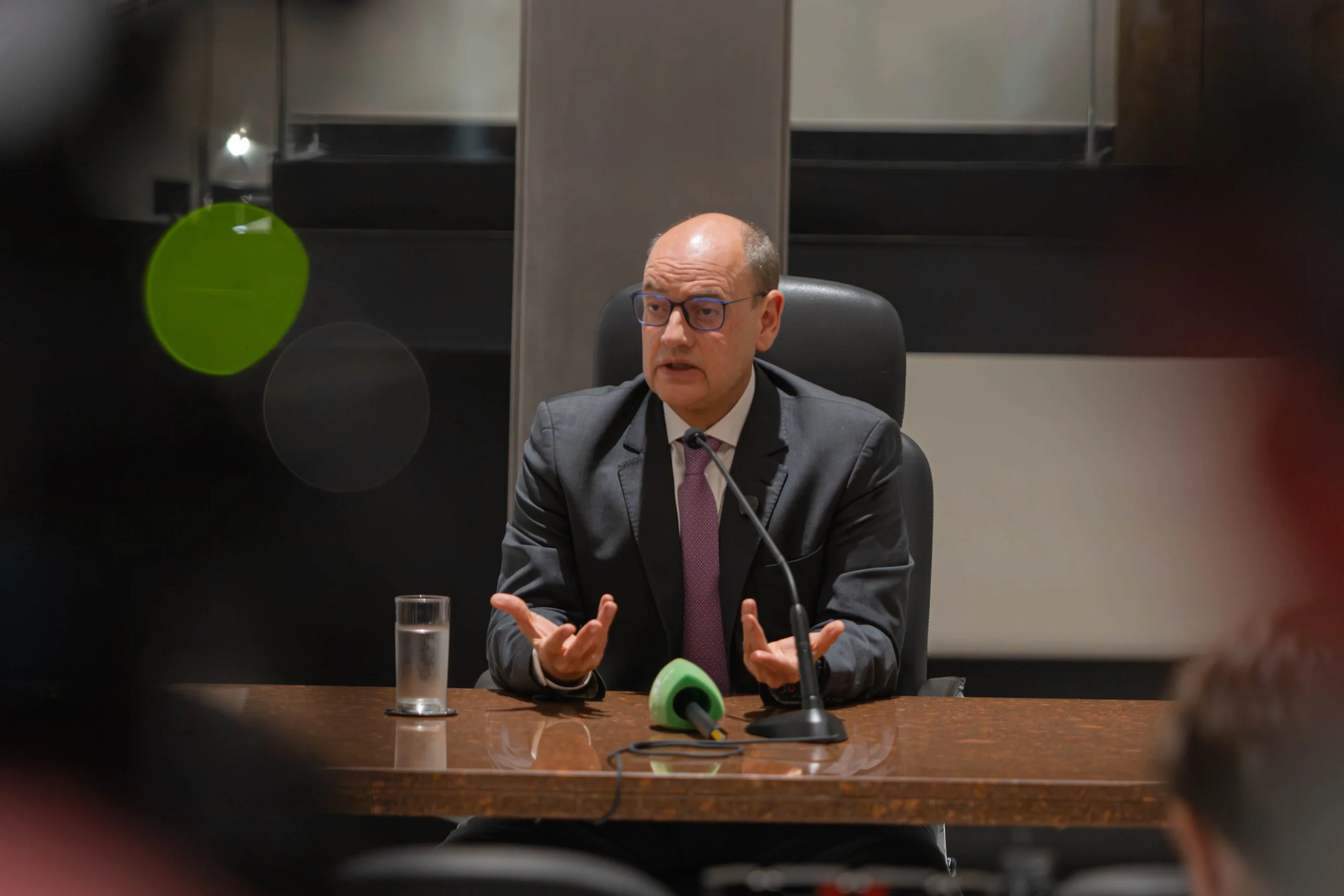 Prédio da Secretaria de Governo do RJ, com foco na exoneração de cargos e reestruturação administrativa em andamento.