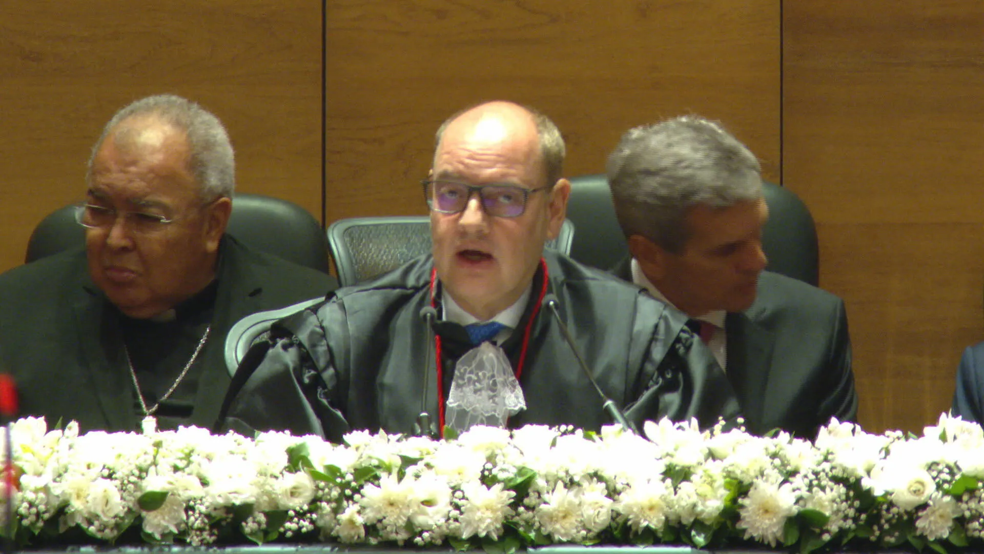 Pilha de documentos de auditoria nas contas do governo do Rio de Janeiro