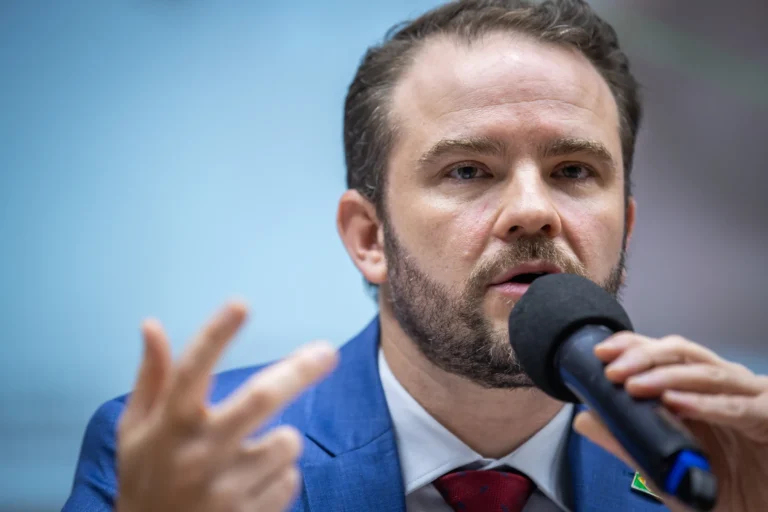 Família brasileira com documentos e calculadora, planejando o uso do FGTS para quitar dívidas, em cenário de auxílio governamental.