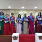 Mulheres idosas sorrindo e celebrando juntas no Concurso Miss Idosa SP