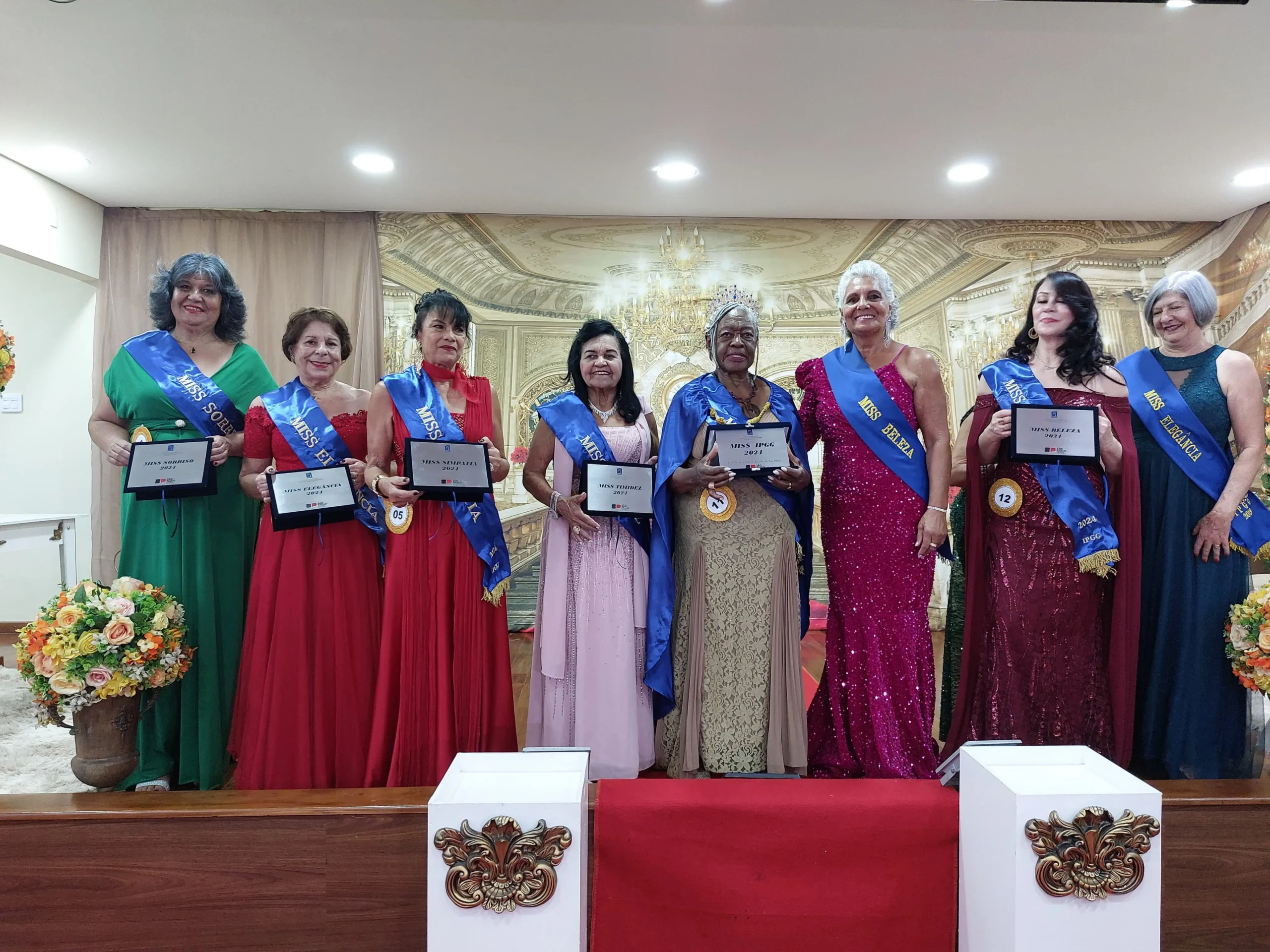 Mulheres idosas sorrindo e celebrando juntas no Concurso Miss Idosa SP