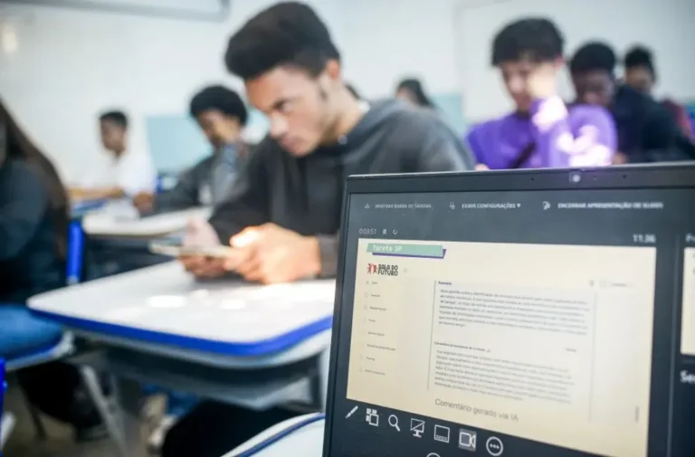 Professores e equipe escolar felizes com bônus educação SP