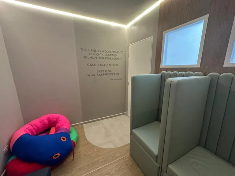Sala sensorial moderna e tranquila em shopping de São Paulo para pessoas com autismo e neurodivergências.