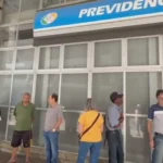 Fila de pessoas em frente ao INSS