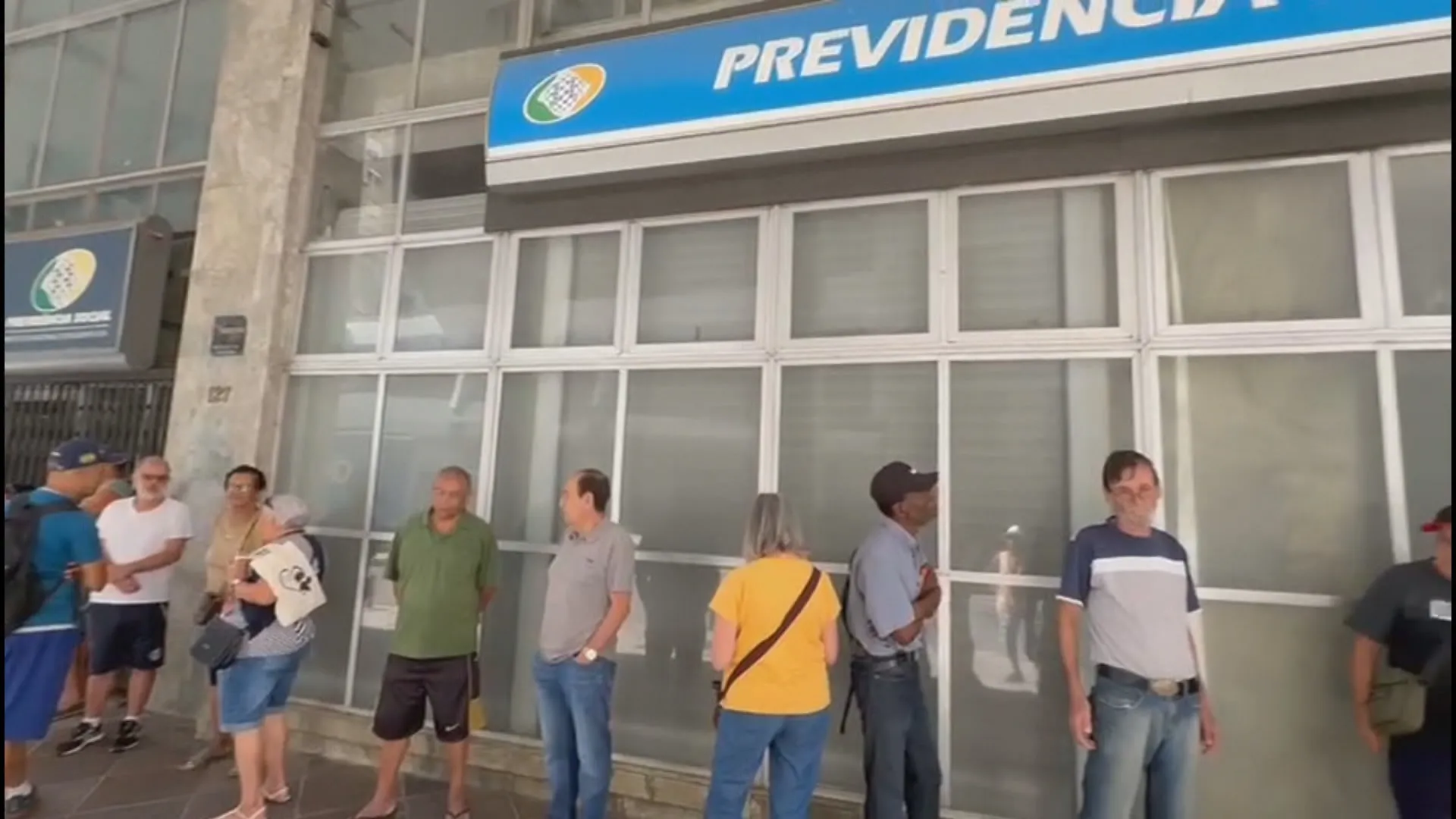 Fila de pessoas em frente ao INSS