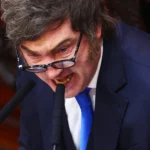 Prédio da Suprema Corte da Argentina, com bandeira argentina, representando o apelo do governo Milei pela reforma trabalhista.