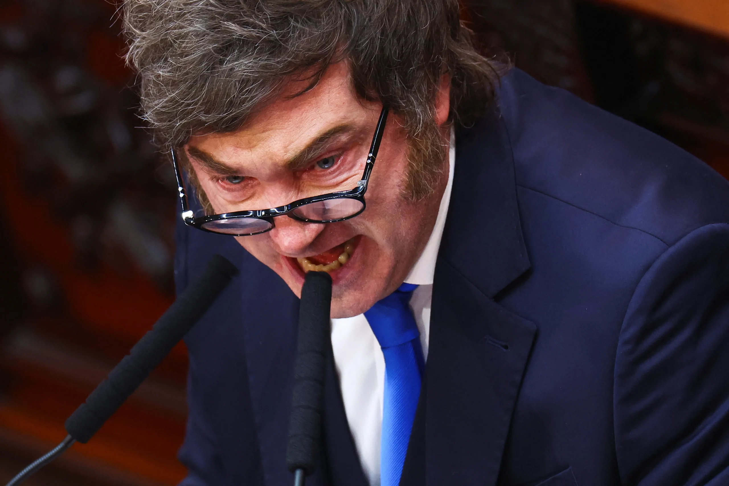 Prédio da Suprema Corte da Argentina, com bandeira argentina, representando o apelo do governo Milei pela reforma trabalhista.