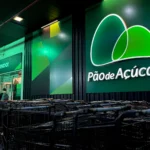 Fachada de supermercado Pão de Açúcar, com logo azul e branco, em dia ensolarado, simbolizando a empresa em foco judicial.