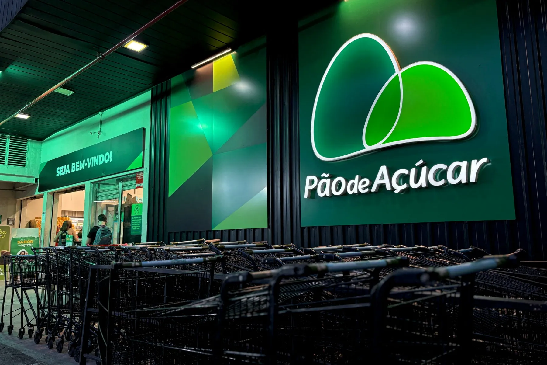 Fachada de supermercado Pão de Açúcar, com logo azul e branco, em dia ensolarado, simbolizando a empresa em foco judicial.