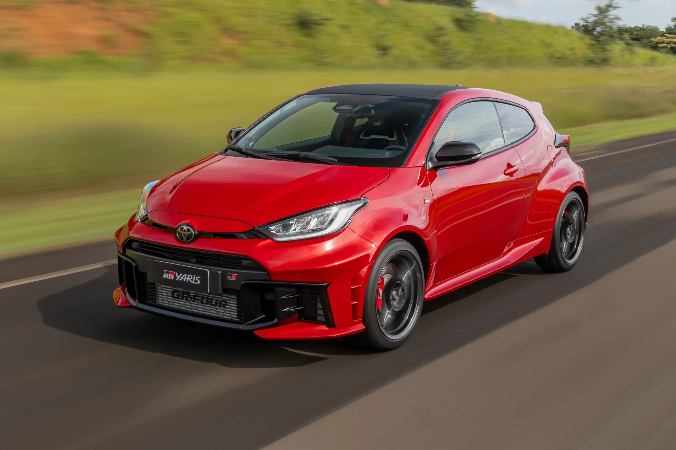 GR Yaris branco acelerando em autódromo