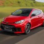 Toyota GR Yaris branco em pista de corrida
