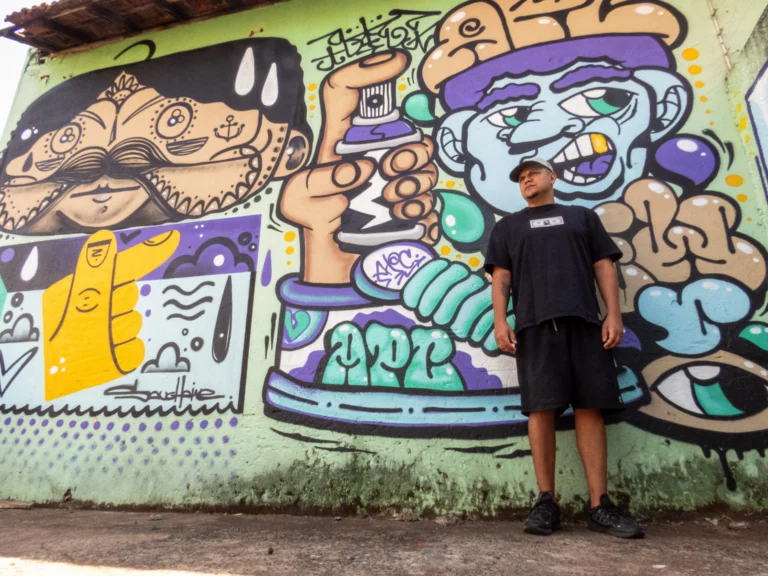 Mural de grafite em Rio Preto e objetos personalizados por Pecks