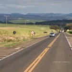 Colisão de três carros na SP-215 em São Carlos com duas pessoas feridas e equipes de socorro.