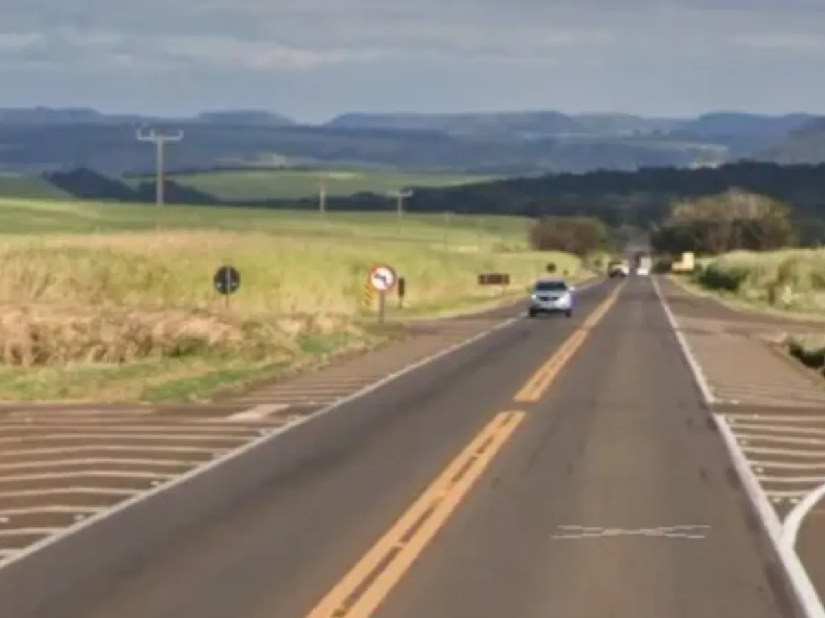 Colisão de três carros na SP-215 em São Carlos com duas pessoas feridas e equipes de socorro.