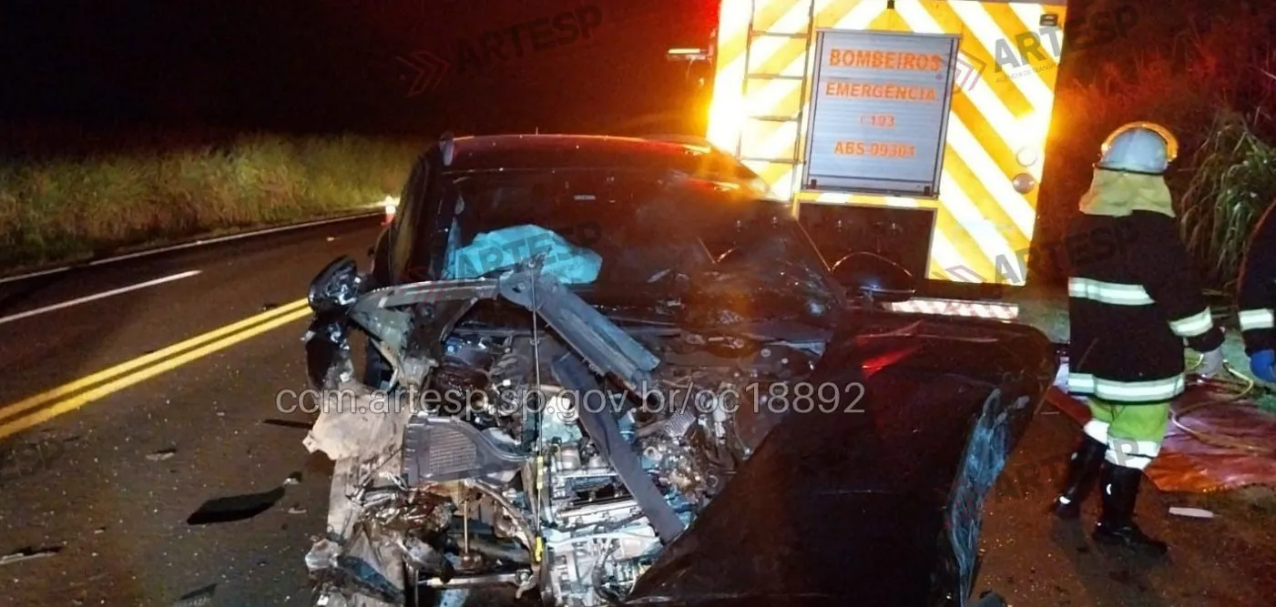 Acidente de trânsito grave na SP-255 em Araraquara com dois carros, Corsa e Taos, e equipes de emergência