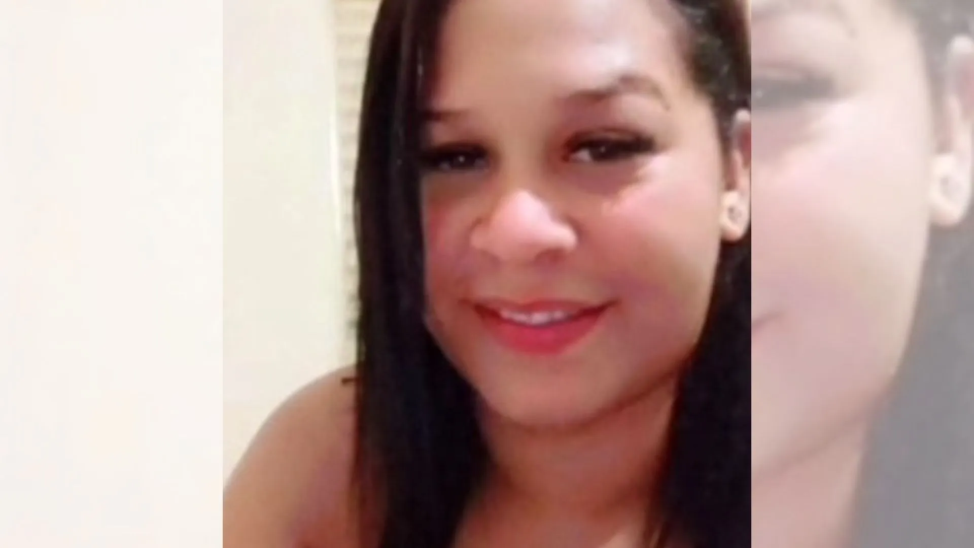 Carro de polícia com luzes piscando em rua noturna de Ibitinga durante buscas por suspeito de feminicídio