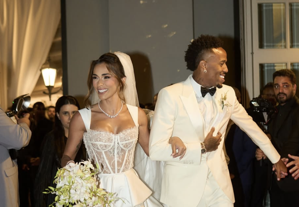 Tainá Militão grávida sendo amparada após desmaio no aeroporto