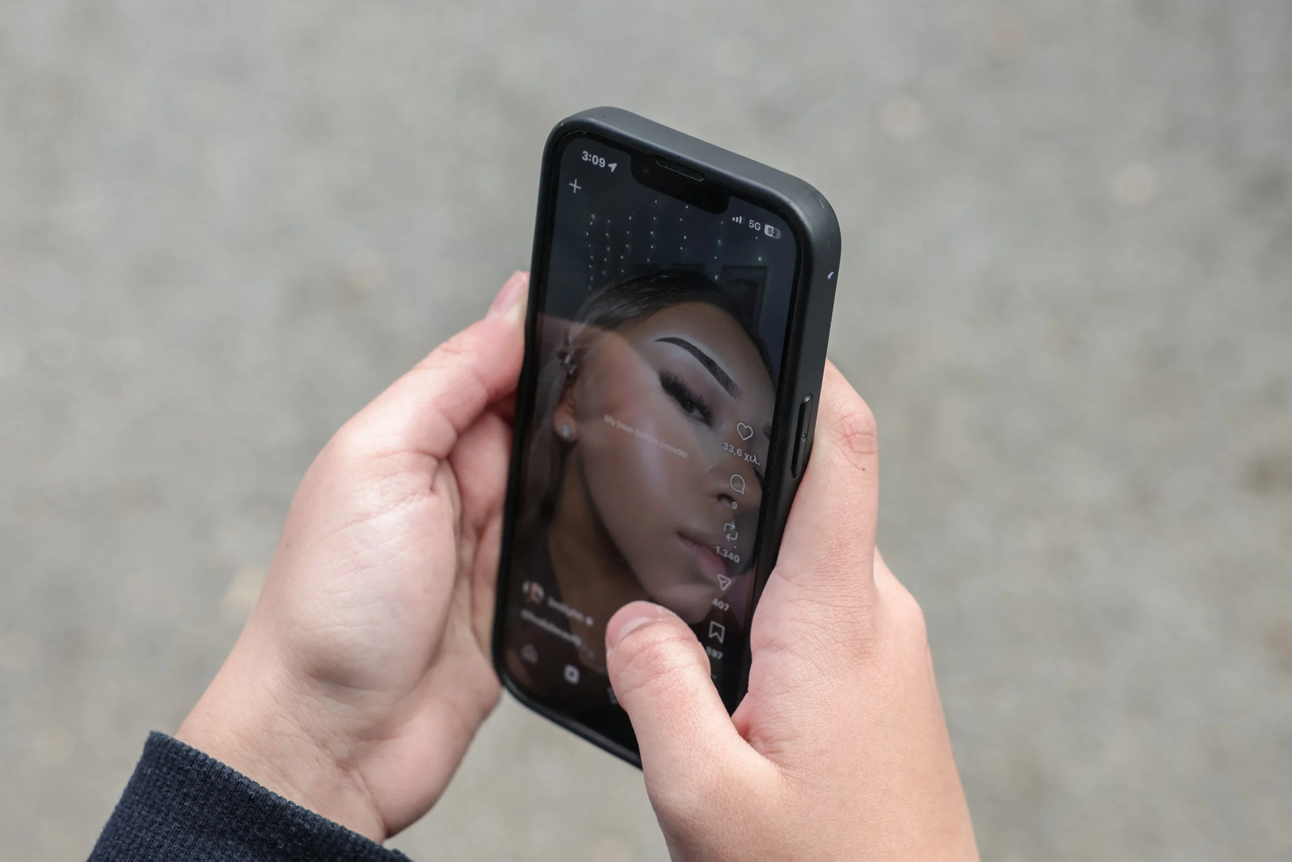 Adolescente grego usando celular com redes sociais