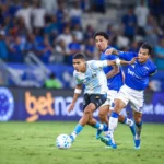 Jogador do Grêmio cabisbaixo em jogo fora de casa