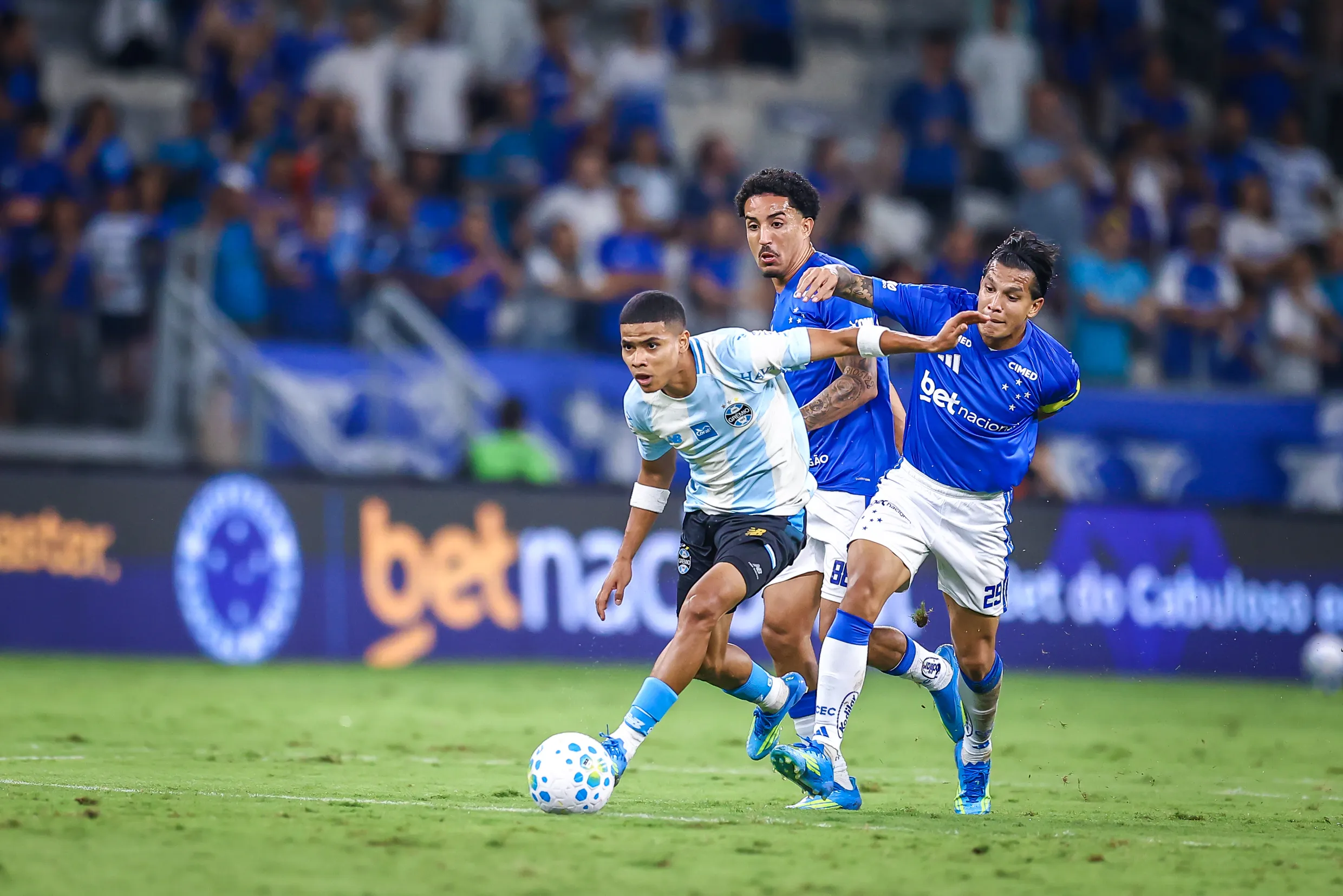 Jogador do Grêmio cabisbaixo em jogo fora de casa