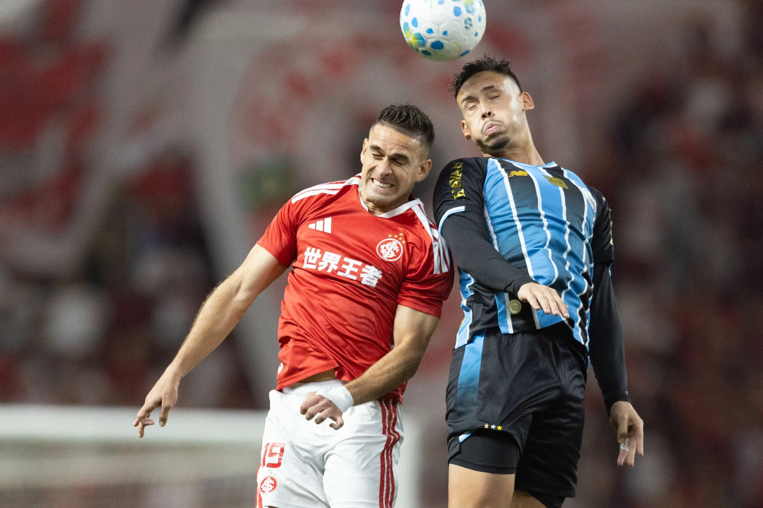 Escudos do Grêmio e Internacional lado a lado, com expressão de preocupação, simbolizando a crise e a luta contra o rebaixamento no Brasileirão.