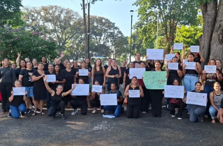 Mulheres, berçaristas e ADIs, em Conchal, comemoram o término da greve por melhores condições e piso salarial.