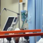 Pessoa recebendo vacina contra a gripe em posto de saúde