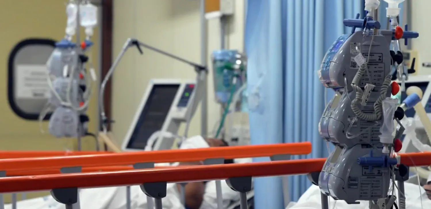 Pessoa recebendo vacina contra a gripe em posto de saúde