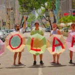 Membros da banda Mombojó com convidados Letrux e Laetitia Sadier, celebrando o lançamento do álbum 'Solar'.
