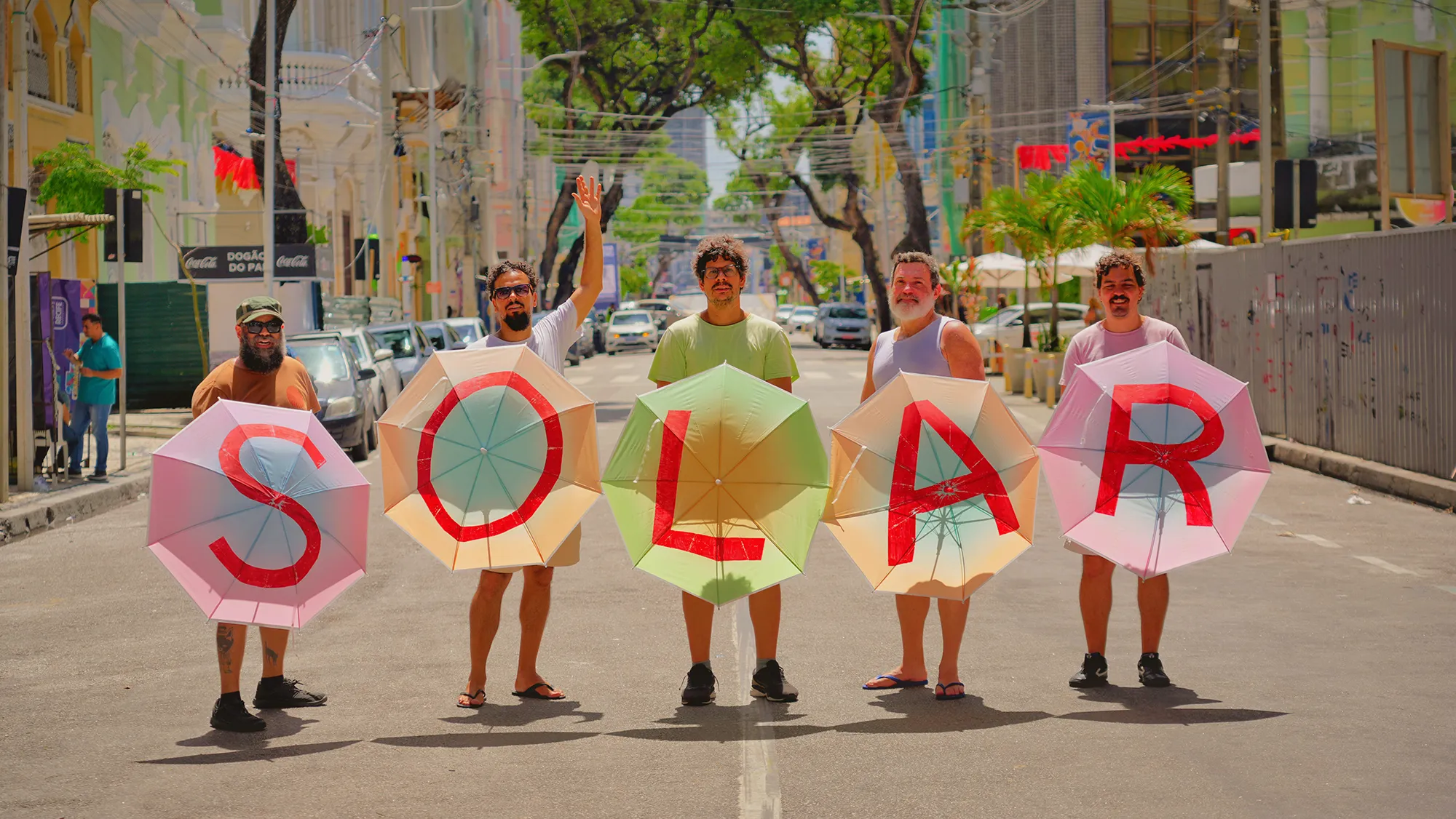 Membros da banda Mombojó com convidados Letrux e Laetitia Sadier, celebrando o lançamento do álbum 'Solar'.