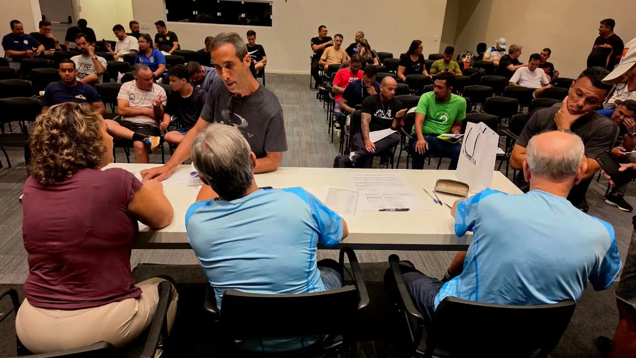 Partida de futsal escolar, Copa TV Tribuna, jovens jogadores, ginásio, esporte