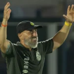 Técnico Rafael Guanaes celebrando vitória do Mirassol na Libertadores