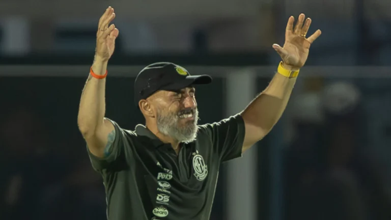 Técnico Rafael Guanaes celebrando vitória do Mirassol na Libertadores