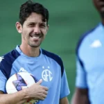 Treinamento de goleiros do Guarani com preparador técnico em campo