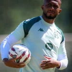 Treino do Guarani com jogadores e técnico Elio Sizenando antes de uma partida importante.