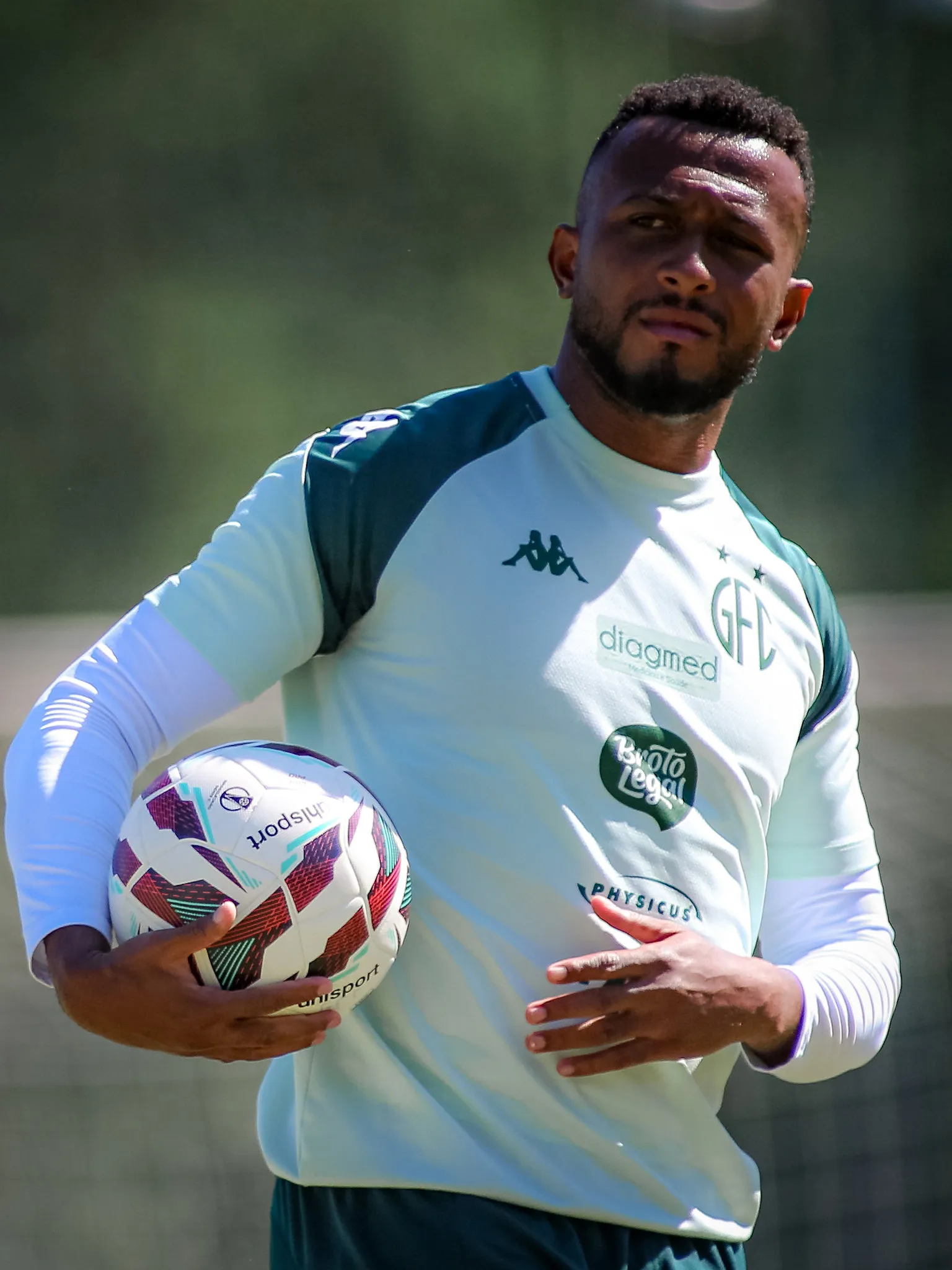 Treino do Guarani com jogadores e técnico Elio Sizenando antes de uma partida importante.